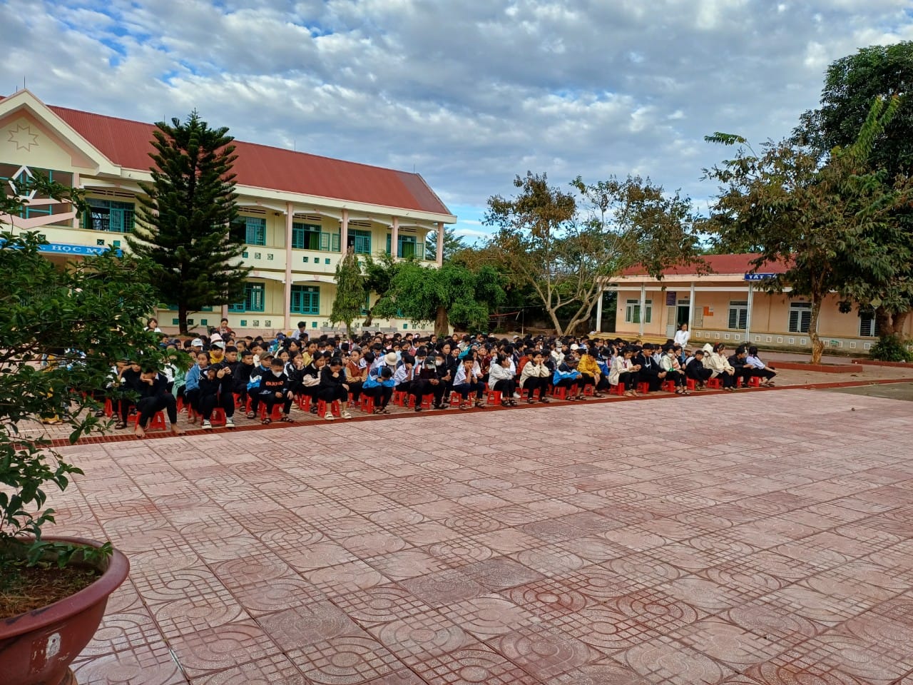 Ngày đầu tiên tựu trường sau kì nghỉ tết Nguyên đán Giáp thìn 2024